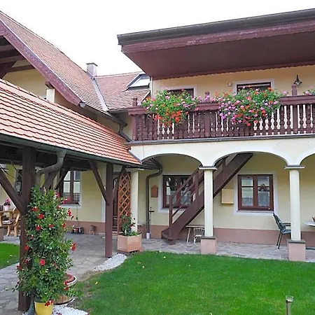Bed & Breakfast Arkadenhof Fam. Schneider 3*